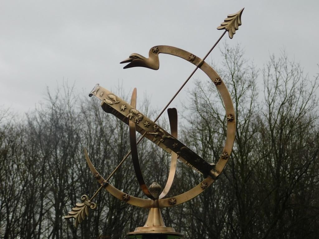 Exclusieve Zonnewijzer van Messing op Alu Sokkel, Tuin en Terras, Zonnewijzers, Ophalen of Verzenden