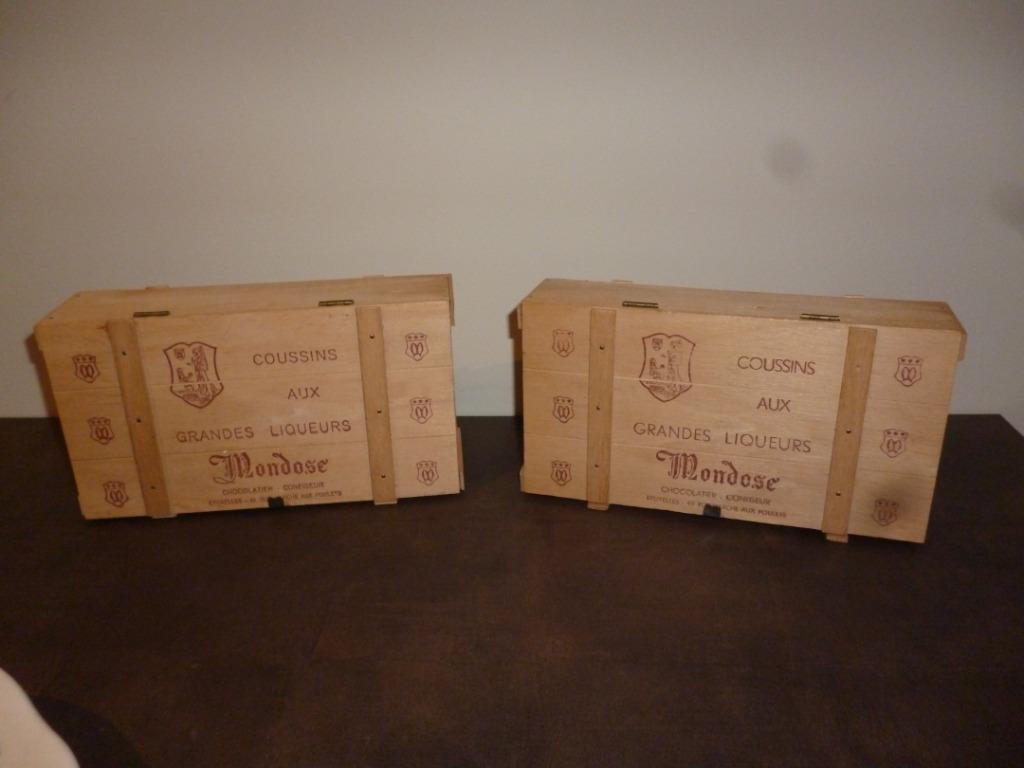 2 kleine houten doosjes kistje in hout Mondose chocolatier, Ophalen