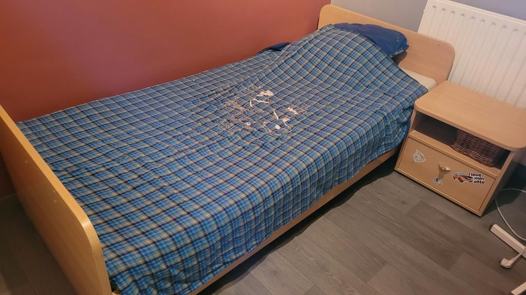 Eenpersoonsbed. , nachtkastje , kleerkast ., Ophalen, Lattenbodem