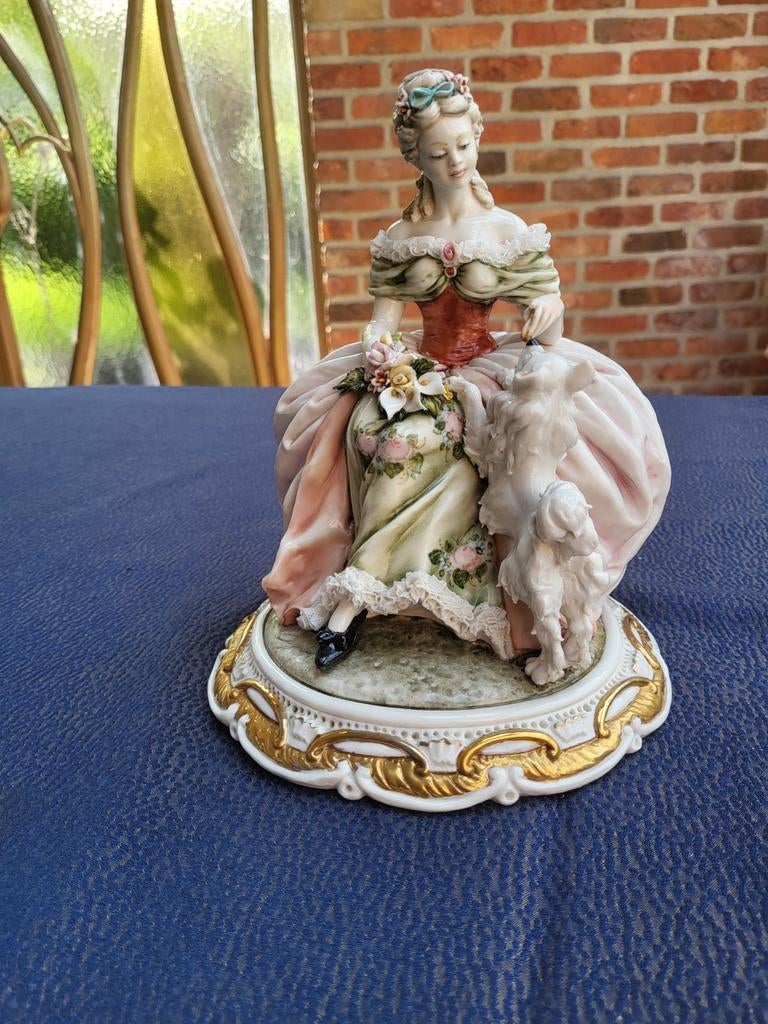 vrouw met hond italiaans porselein capo di monte, Ophalen