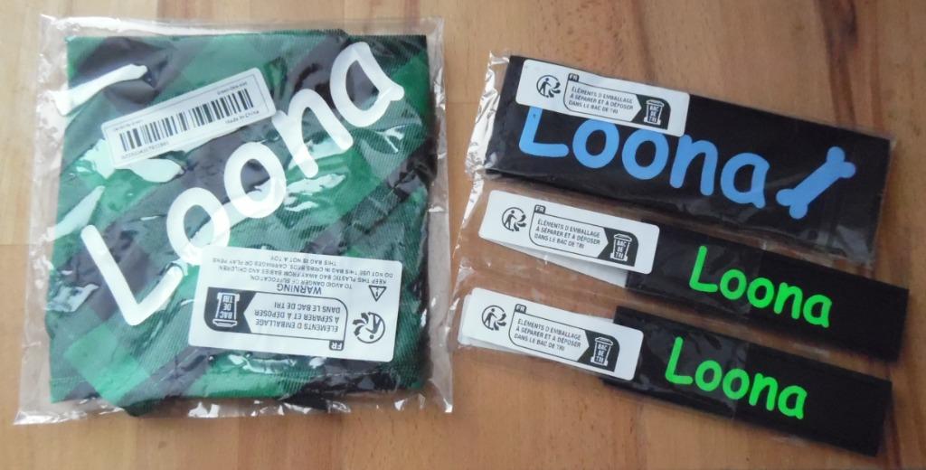 Zes naambatches en een sjaaltje met de hondennaam Loona., Dieren en Toebehoren, Honden-accessoires, Nieuw, Ophalen of Verzenden