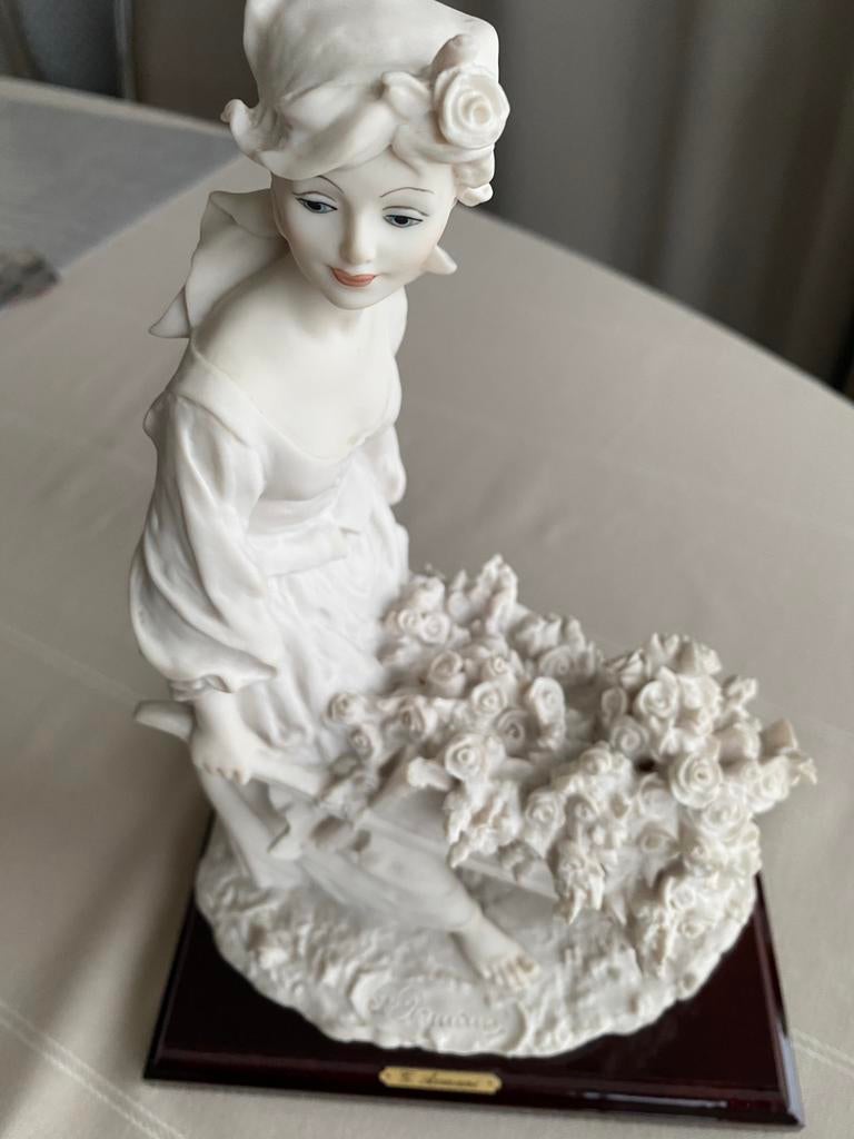 Vrouw met bloemenkruiwagen porselein biscuit, Ophalen