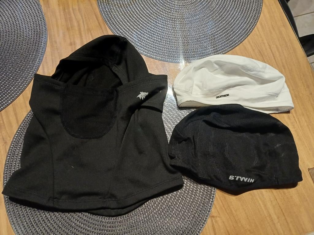 A vendre lot complet 2 bonnets et une cagoule., Enlèvement, Porté