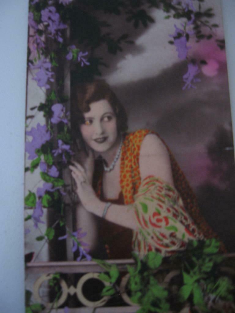 Ansichtkaart met een afbeelding van een vrouw uit de jaren 1, Ophalen of Verzenden, 1920 tot 1940, Gelopen