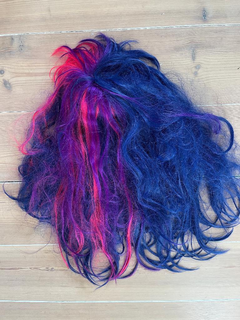 Pruik blauw/roze, Kleding | Dames, Ophalen of Verzenden, Gedragen
