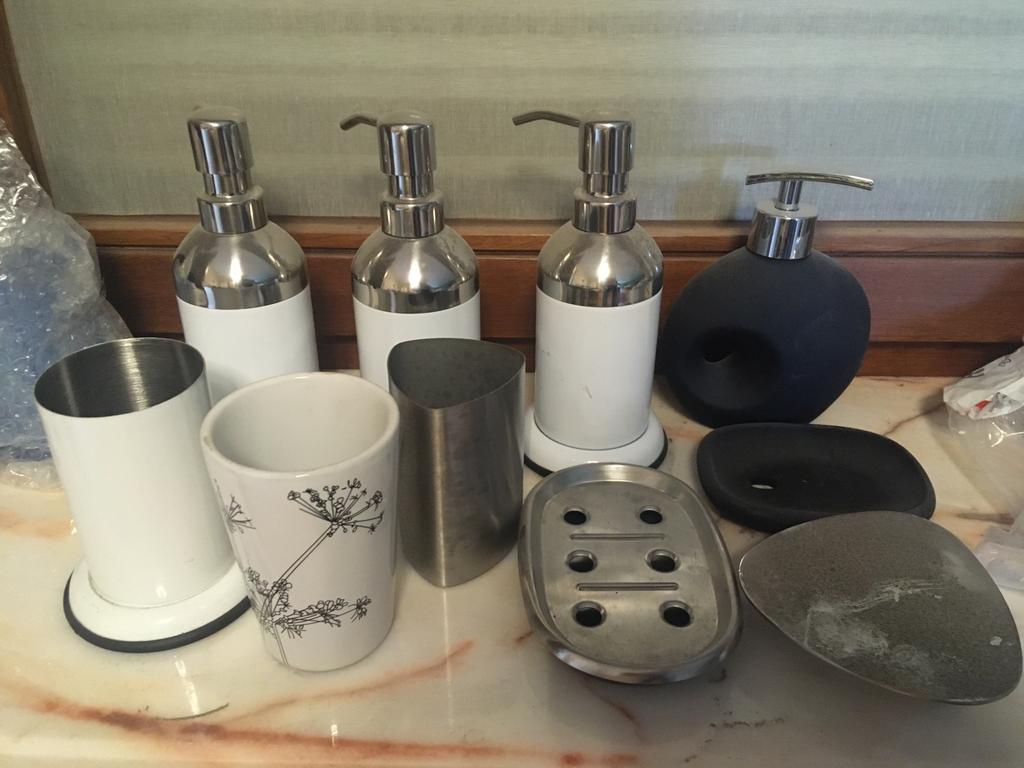 Lot nieuwe zeeppompjes, zeepbakjes, tandenborstelhouders,enz, Enlèvement, Neuf
