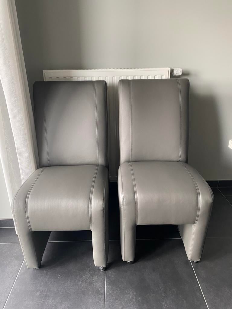 2 prachtige grijze stoelen in PU -99€ voor de 2 samen, Huis en Inrichting, Stoelen, Ophalen, Nieuw