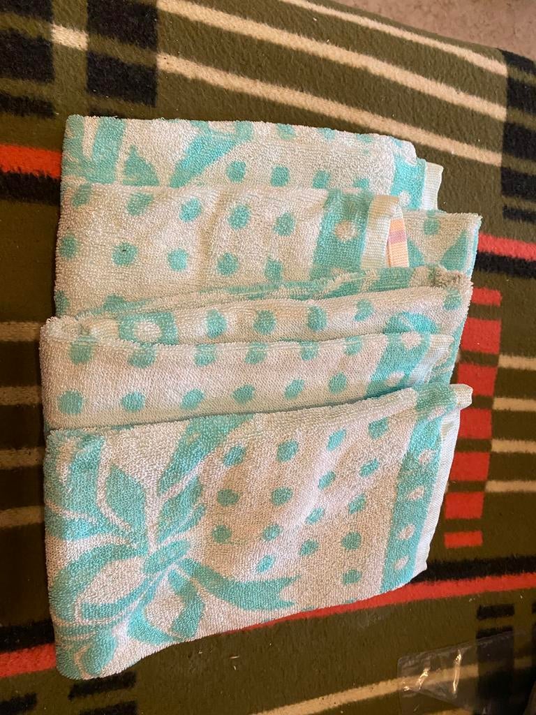 4 handdoeken, Huis en Inrichting, Ophalen of Verzenden, Nieuw, Groen, Handdoek