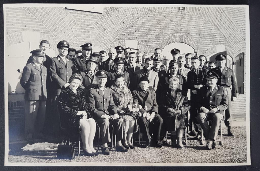 Grote foto photo (11,5x17,5cm) Rijkswachter Politie groep, Verzamelen, 1960 tot 1980, Gebruikt, Verzenden, Foto