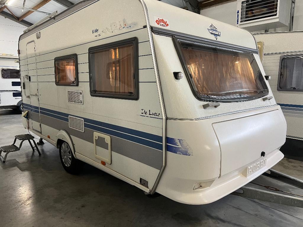Hobby De Luxe 440, Caravans en Kamperen, Caravans, Bedrijf, tot en met 4, 1000 - 1250 kg, Treinzit, Hobby, Dwarsbed, Vast bed