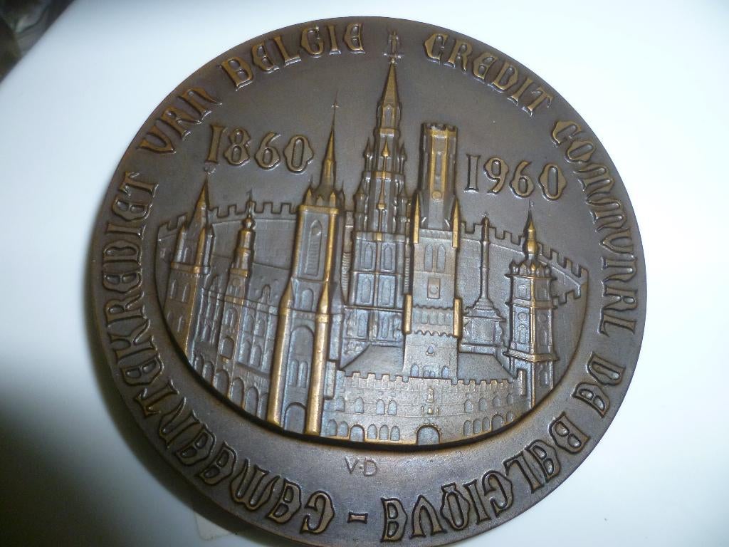 OUDE BRONZEN MEDAILLE, Enlèvement