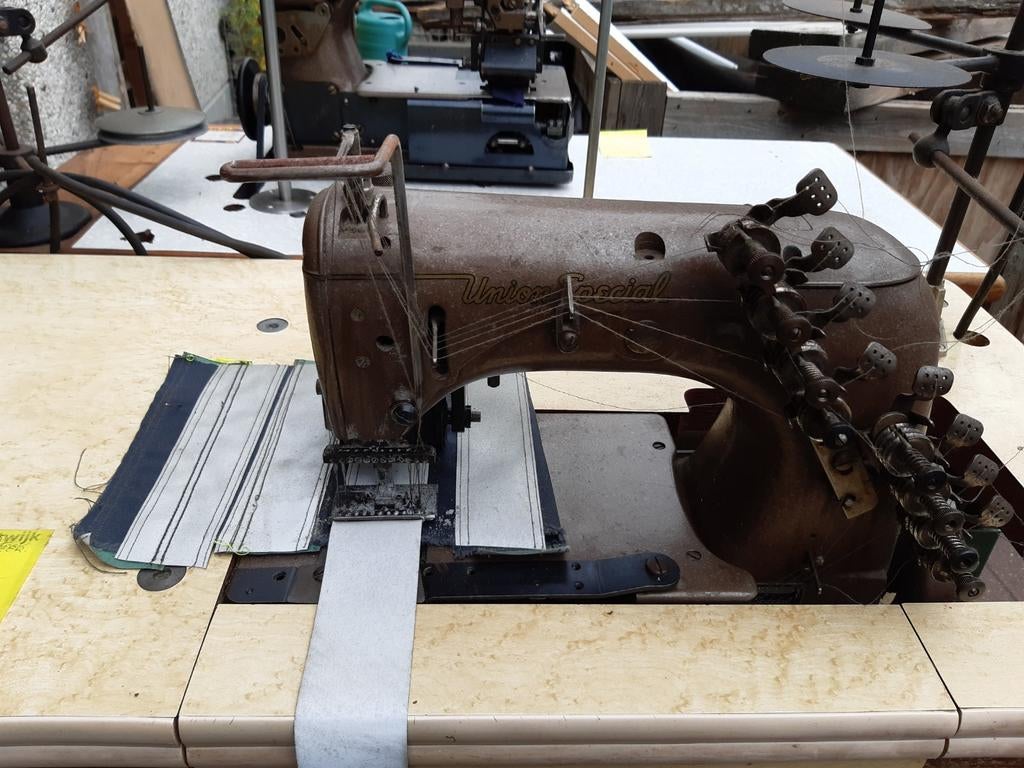 Machine à coudre à point de chaîne à 12 aiguilles, Hobby & Loisirs créatifs, Machines à coudre & Accessoires, Enlèvement, Comme neuf