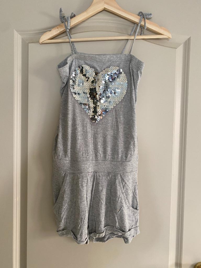 Grijze jumpsuit H&M maat 140-146,10-11 jaar glitter hartje, Kinderen en Baby's, Kinderkleding | Maat 140, Meisje, H&M, Ophalen of Verzenden