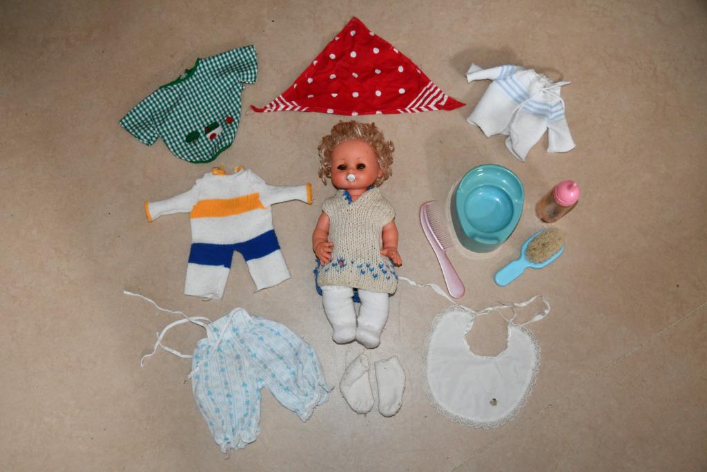 Popje 35 cm. met outfit en accessoires, Kinderen en Baby's, Ophalen of Verzenden, Gebruikt, Babypop