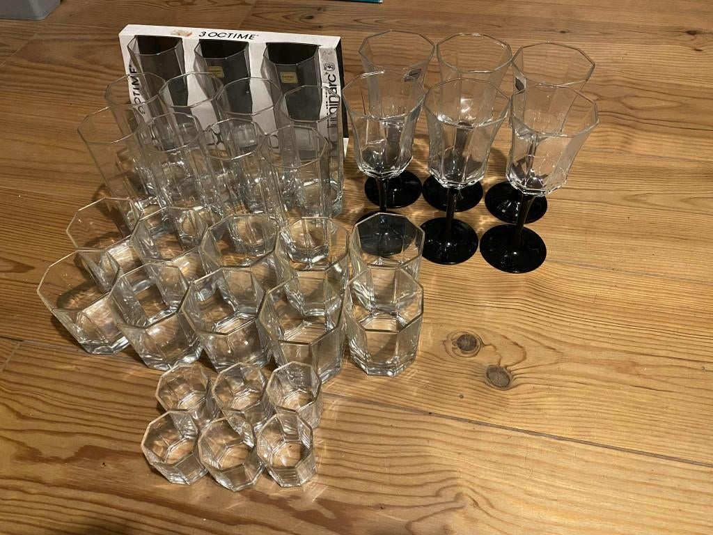 Service de table et verres, Maison & Meubles, Cuisine | Vaisselle, Comme neuf, Assiettes(s), Autres matériaux, Enlèvement