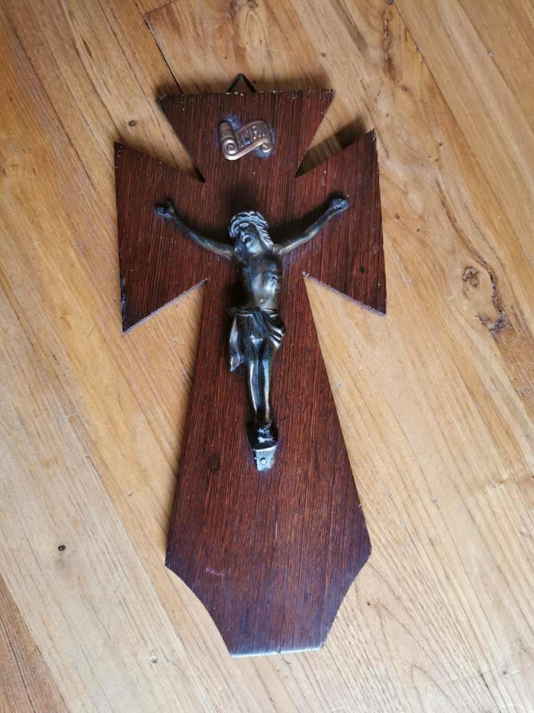 Kruisbeeld, antiek kruisbeeld. Brons en hout. 13x27, Verzamelen, Ophalen of Verzenden, Gebruikt, Beeld(je), Christendom | Katholiek