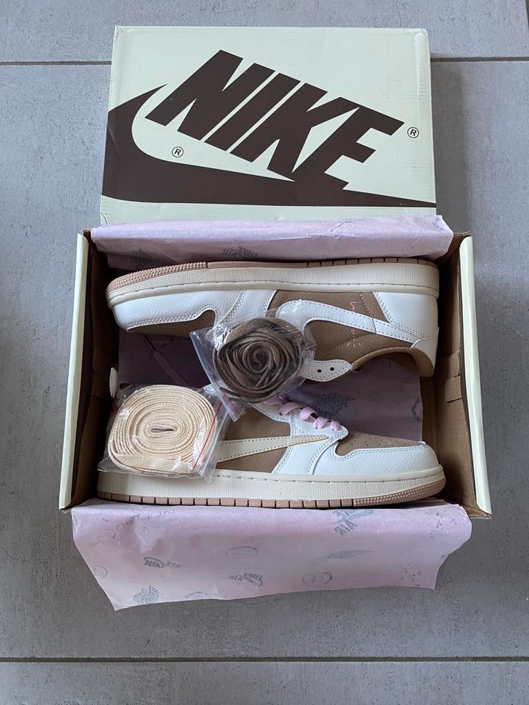 Bruin/beige Travis Scott Dunks, Kleding | Heren, Schoenen, Bruin, Nieuw, Ophalen of Verzenden, Sneakers