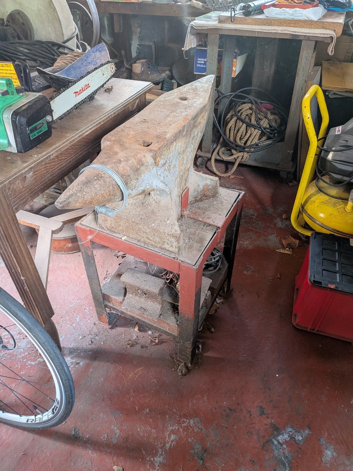 Aambeeld op tafel, Enlèvement