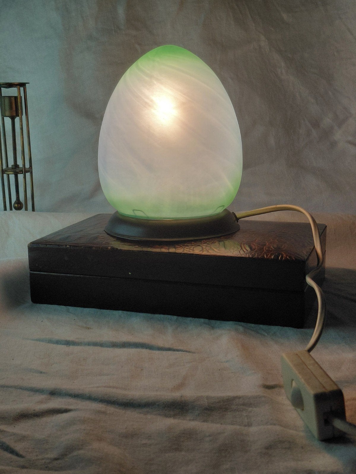 Jolie lampe de chevet vintage en verre en forme d'œuf, Verre, Comme neuf, Enlèvement, Avec interrupteur