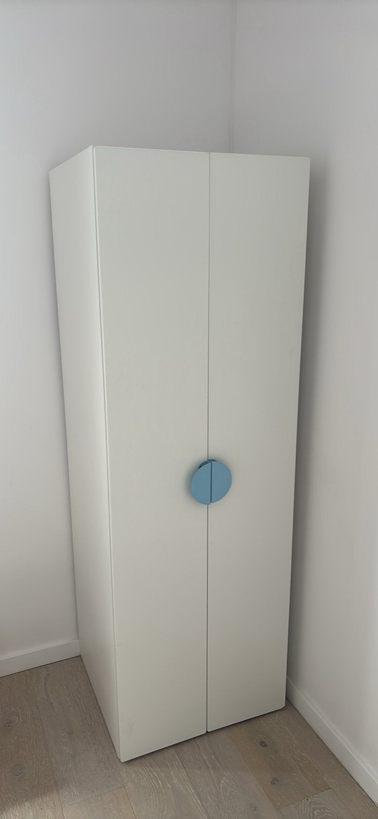 Armoire blanche pour enfants IKEA avec poignées bleu clair, Enlèvement, Comme neuf