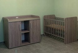 Lit bébé + commode - gris, Enfants & Bébés, Enlèvement, Comme neuf, Garçon ou Fille