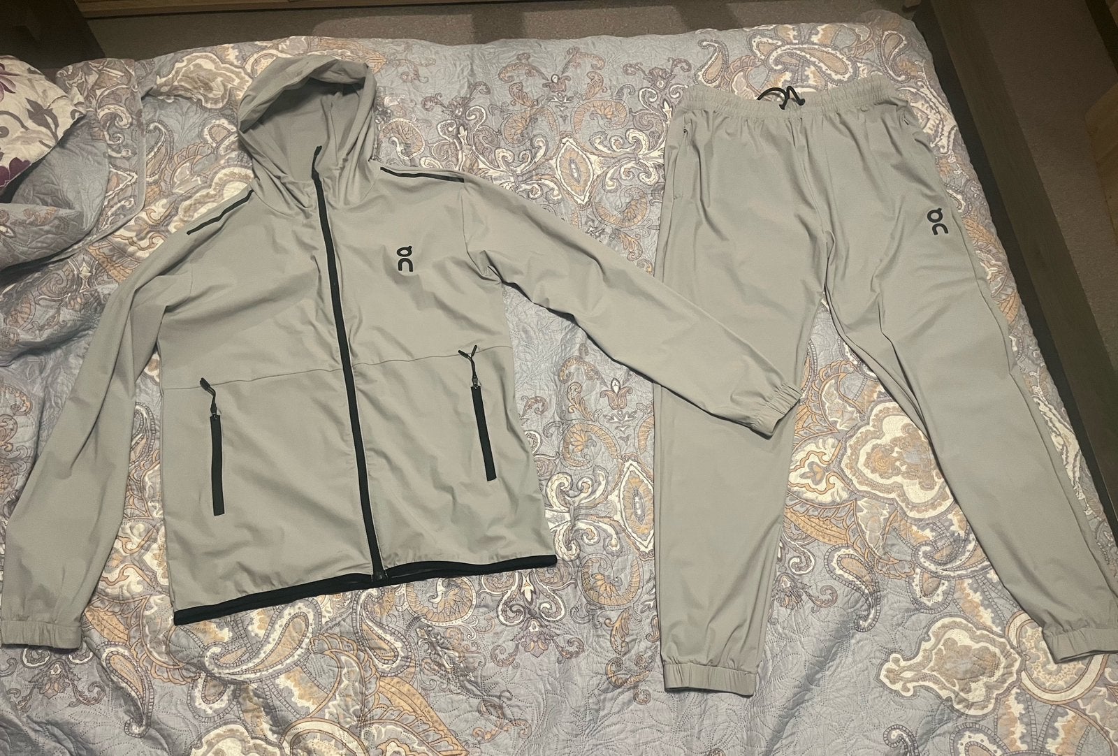 On Running Trainingspak Grijs – Maat XL (valt als M) –NIEUW!, Collections, Objets militaires | Général, Enlèvement