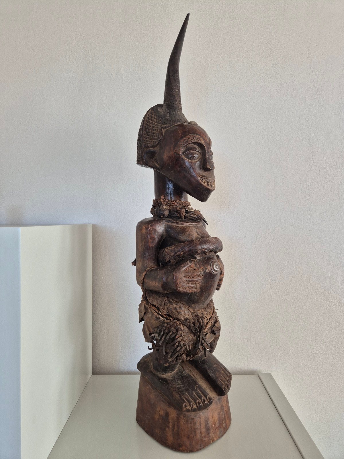 Grande statue Songye Nkisi du Congo, Sculpture, Afrique, Enlèvement ou Envoi, Brun