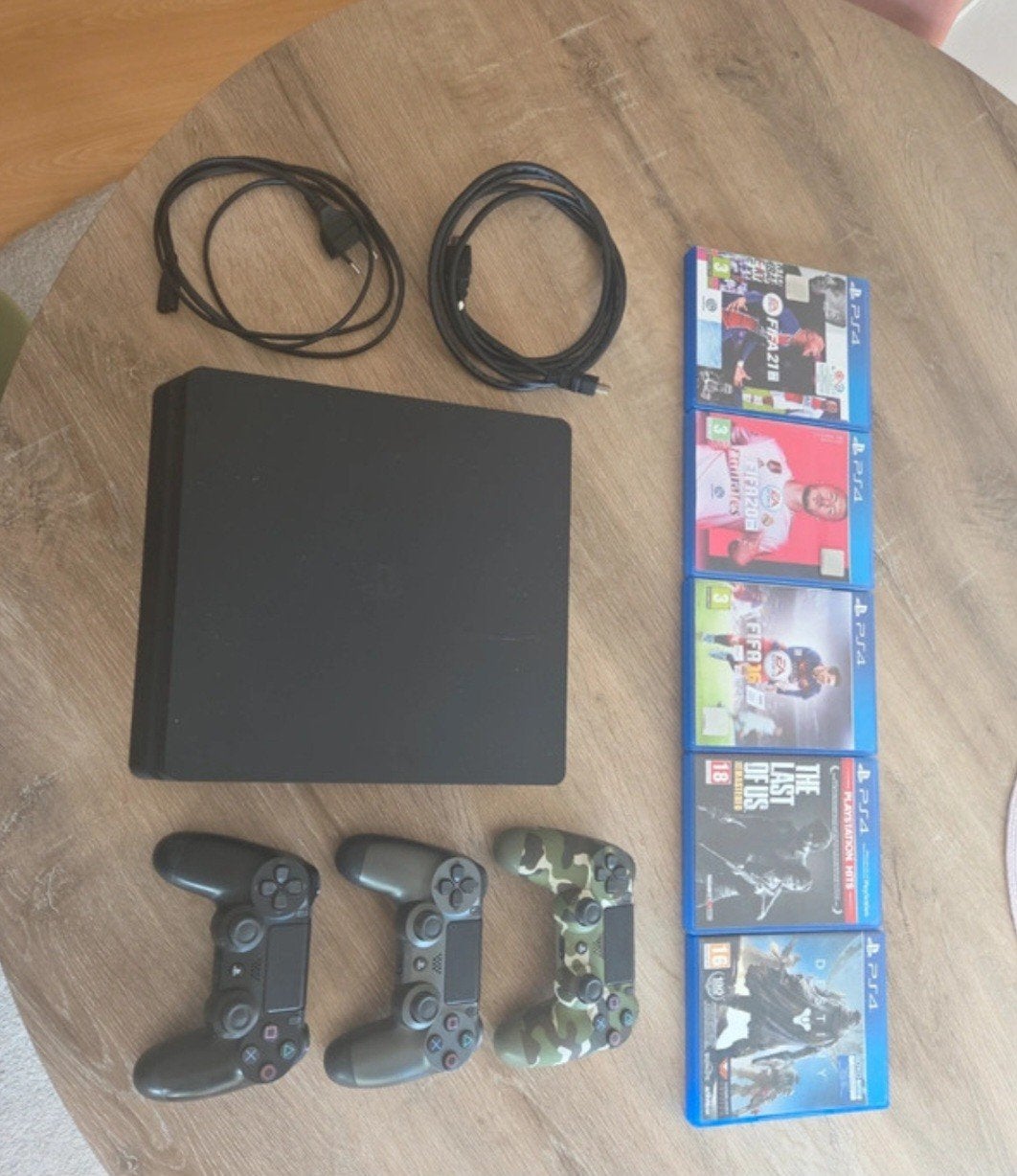 PS4 slim 500GB, Games en Spelcomputers, Spelcomputers | Sony PlayStation 4, Ophalen of Verzenden, Zo goed als nieuw, Met 3 controllers of meer