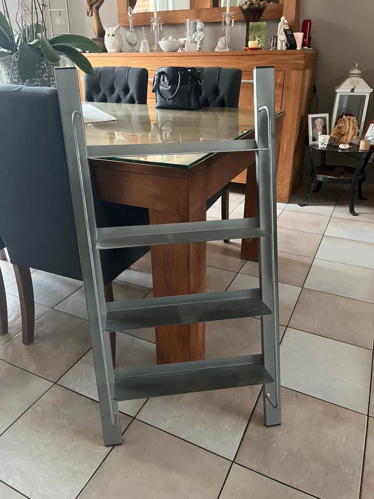 Metalen rek voor boeken of andere zajen, Huis en Inrichting, Woonaccessoires | Cd- en Dvd-rekken, Ophalen