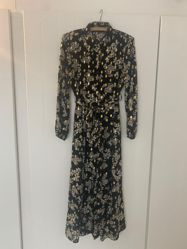 Robe longue noire avec détails en fil doré, Neuf, Enlèvement ou Envoi, Autres couleurs, Taille 36 (S)