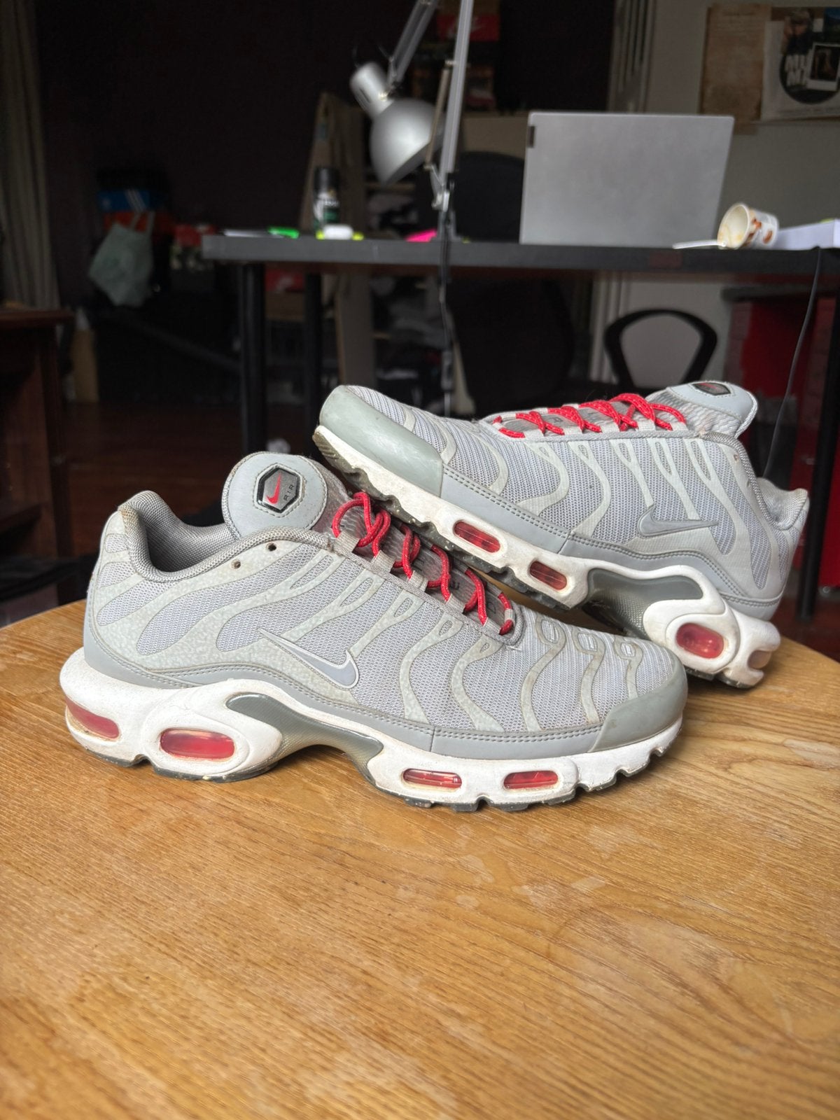 Nike air max plus TN grey red, Enlèvement ou Envoi, Autres couleurs, Comme neuf, Baskets