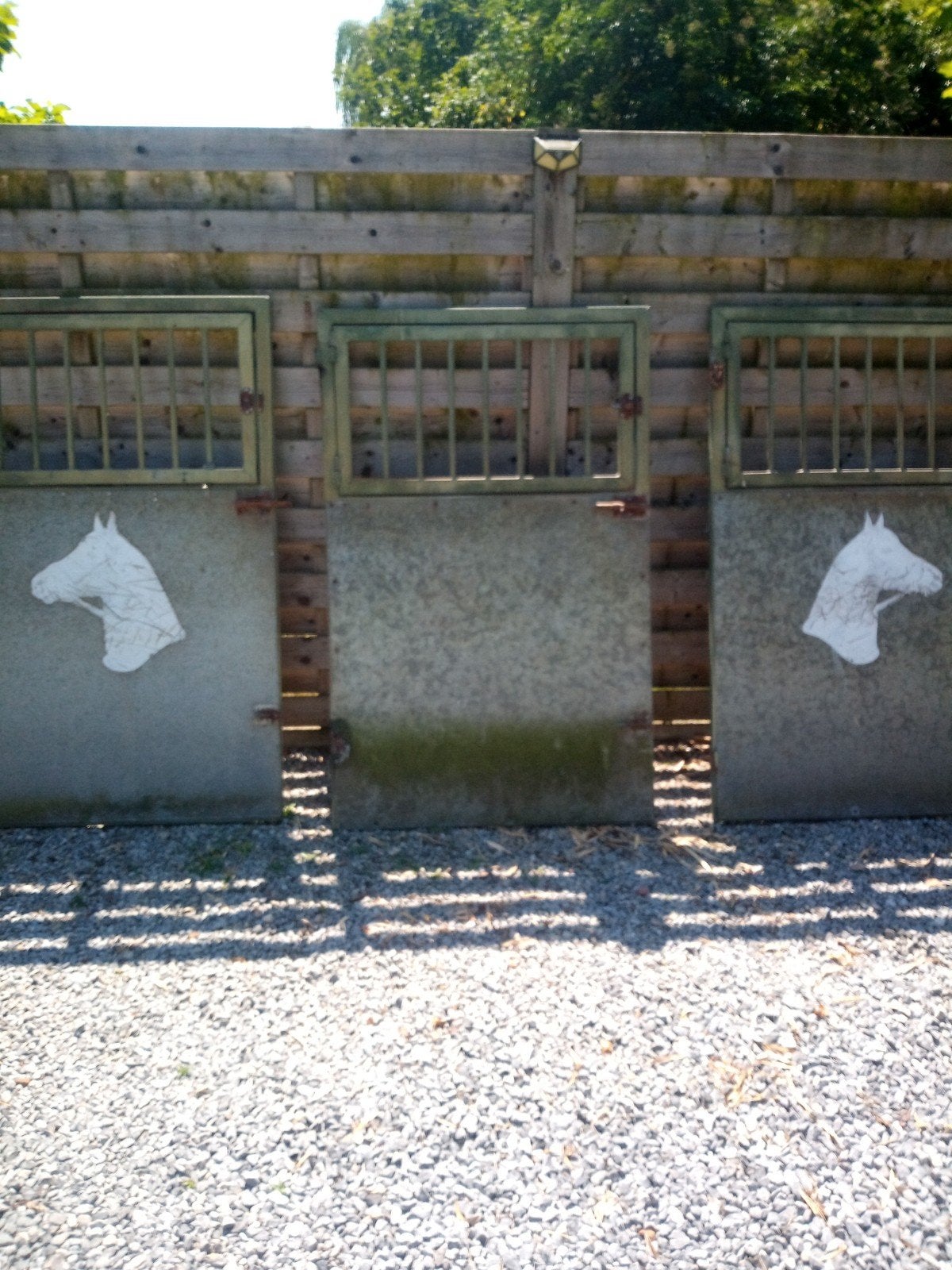 J'ai trois portes pour chevaux qui s'ouvrent également d'en