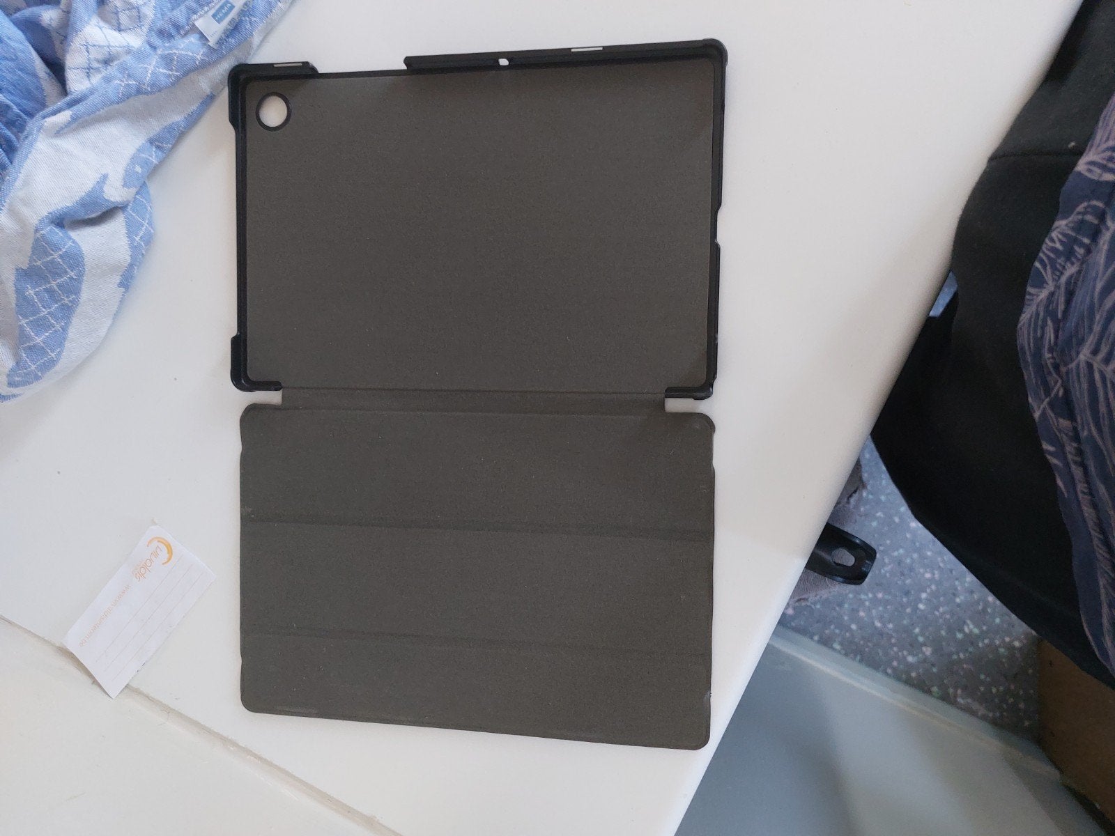 Zwarte tablethoes met standaardfunctie, Computers en Software, Tablet-hoezen, Ophalen of Verzenden, Gebruikt, 10 inch, Bescherming voor- en achterkant