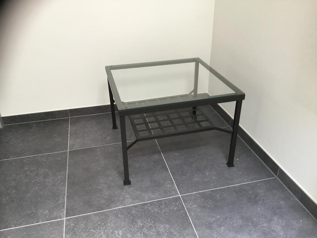 Ikea tafeltje, Huis en Inrichting, Tafels | Sidetables, Ophalen, Gebruikt, Metaal