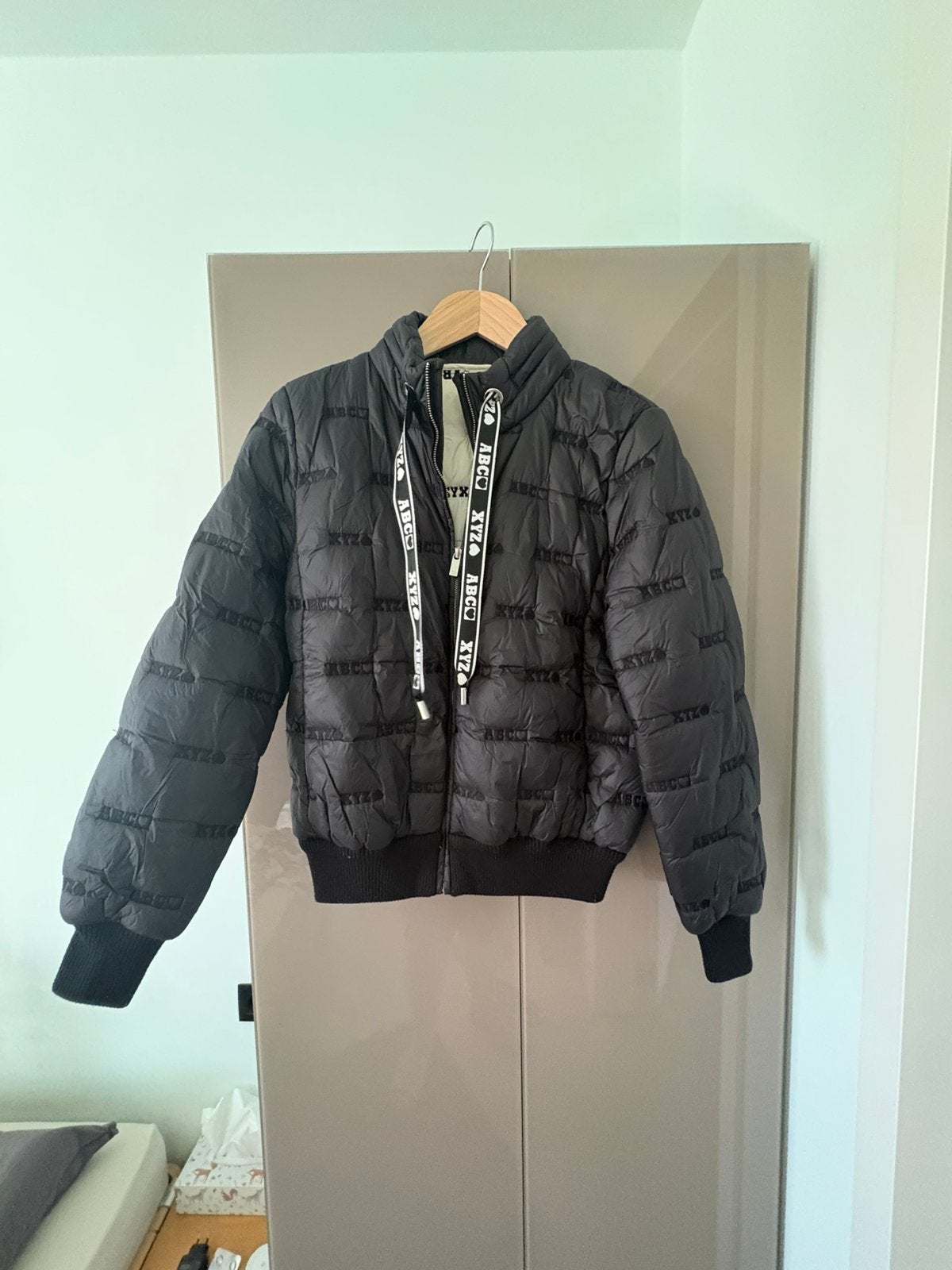 Caroline Biss bomberjacket, Vêtements | Femmes, Vestes | Hiver, Enlèvement ou Envoi, Comme neuf, Taille 42/44 (L), Noir