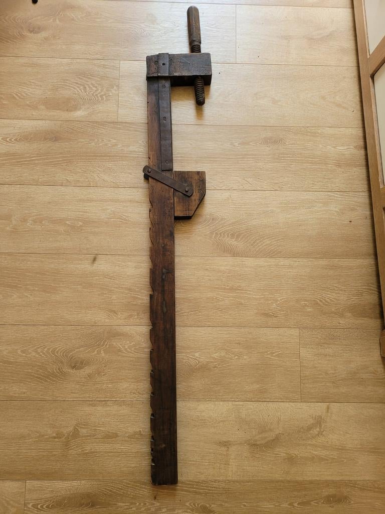 Ancienne presse d'ébéniste en bois, Enlèvement