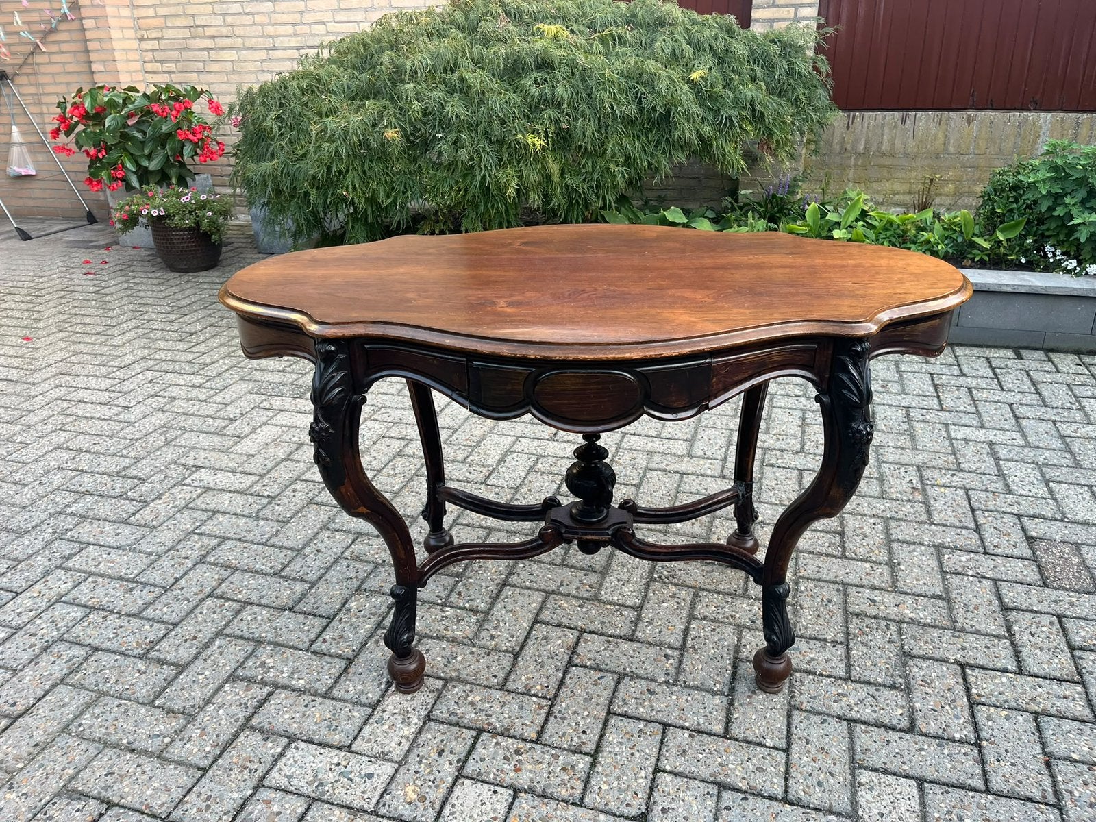 Table d'appoint ancienne avec tiroir, bois sculpté, Enlèvement