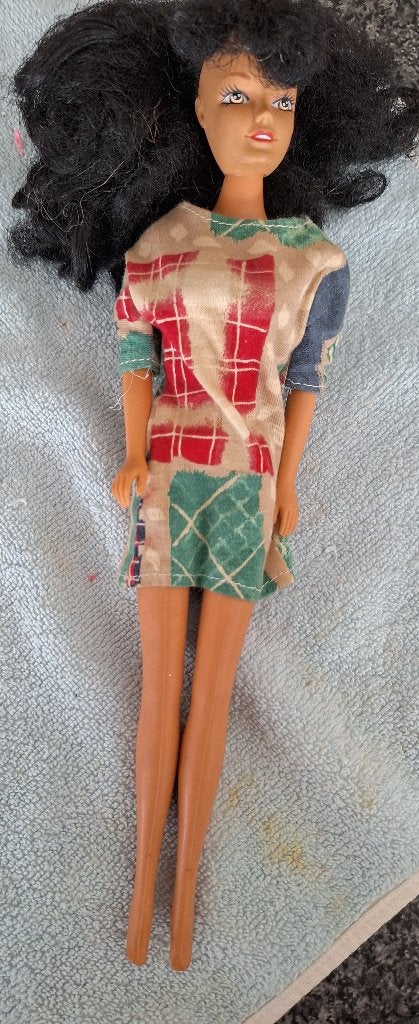 Barbie met kort rokje zwart haar, Ophalen of Verzenden, Zo goed als nieuw