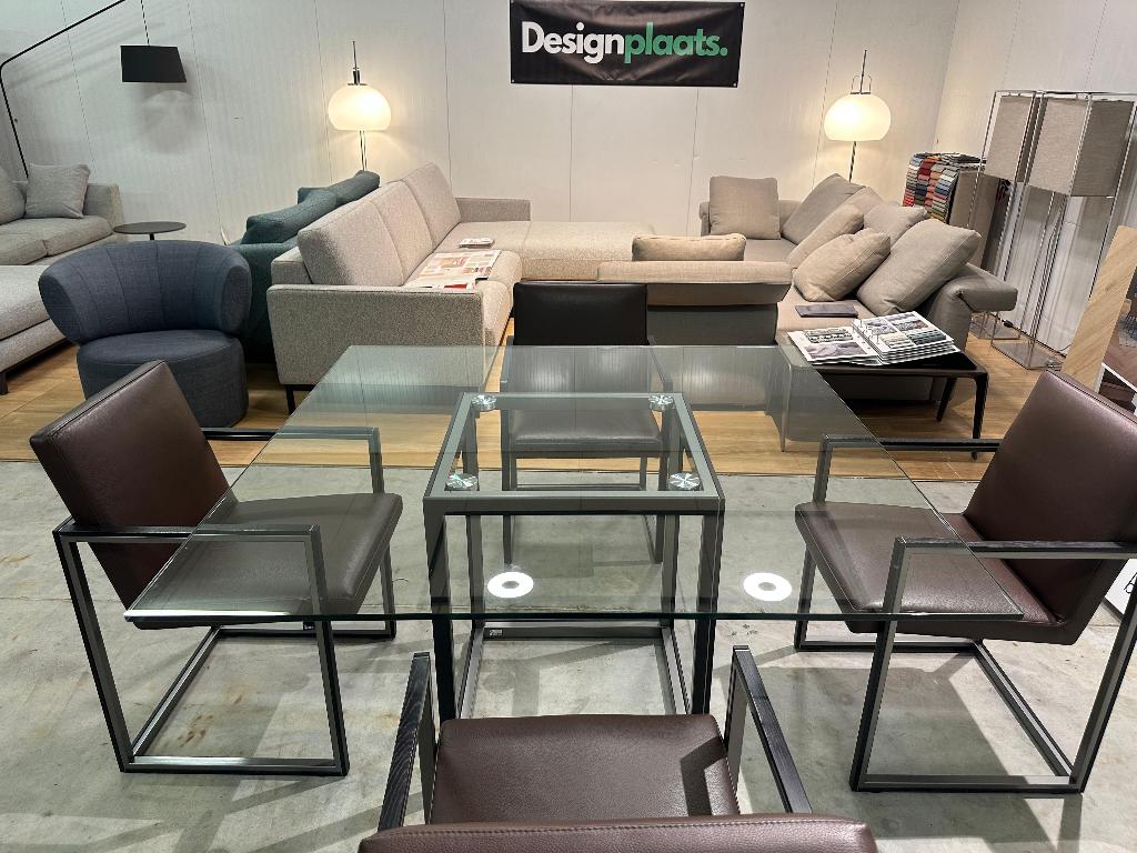 NIEUWSTAAT Leolux Window Tafel NP €3500 + GARANTIE, Ophalen of Verzenden, Zo goed als nieuw, Glas, Vier personen