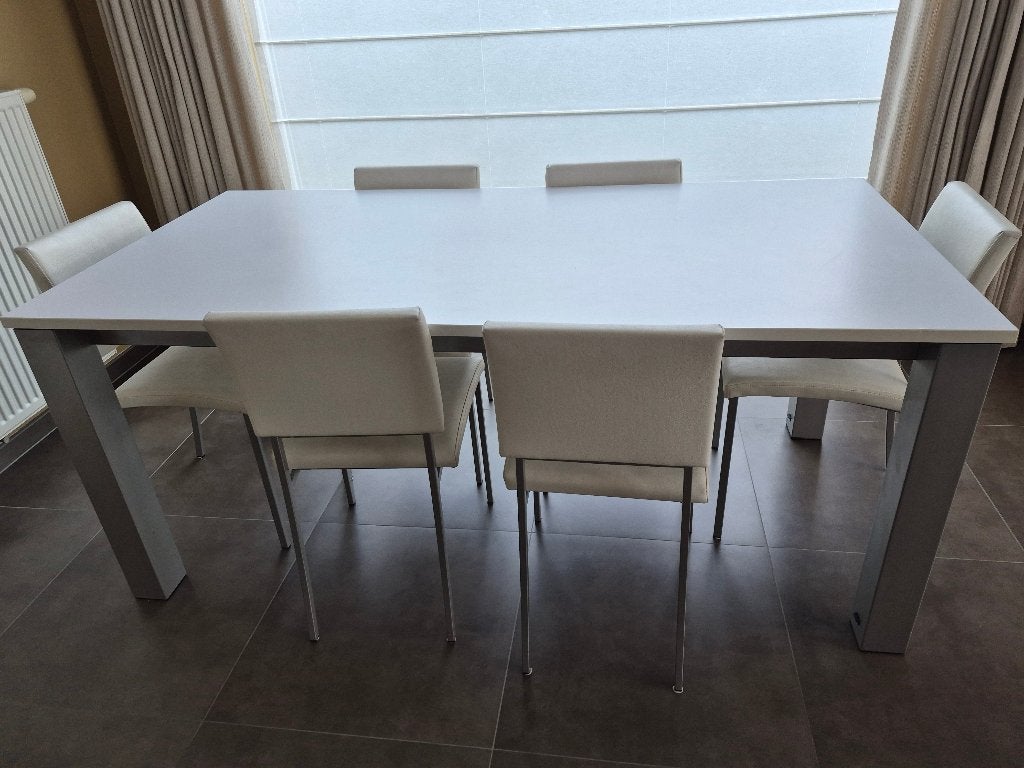 Verlengbare witte eettafel met 6 witte leren stoelen, Ophalen, Gebruikt, 50 tot 100 cm, Overige houtsoorten