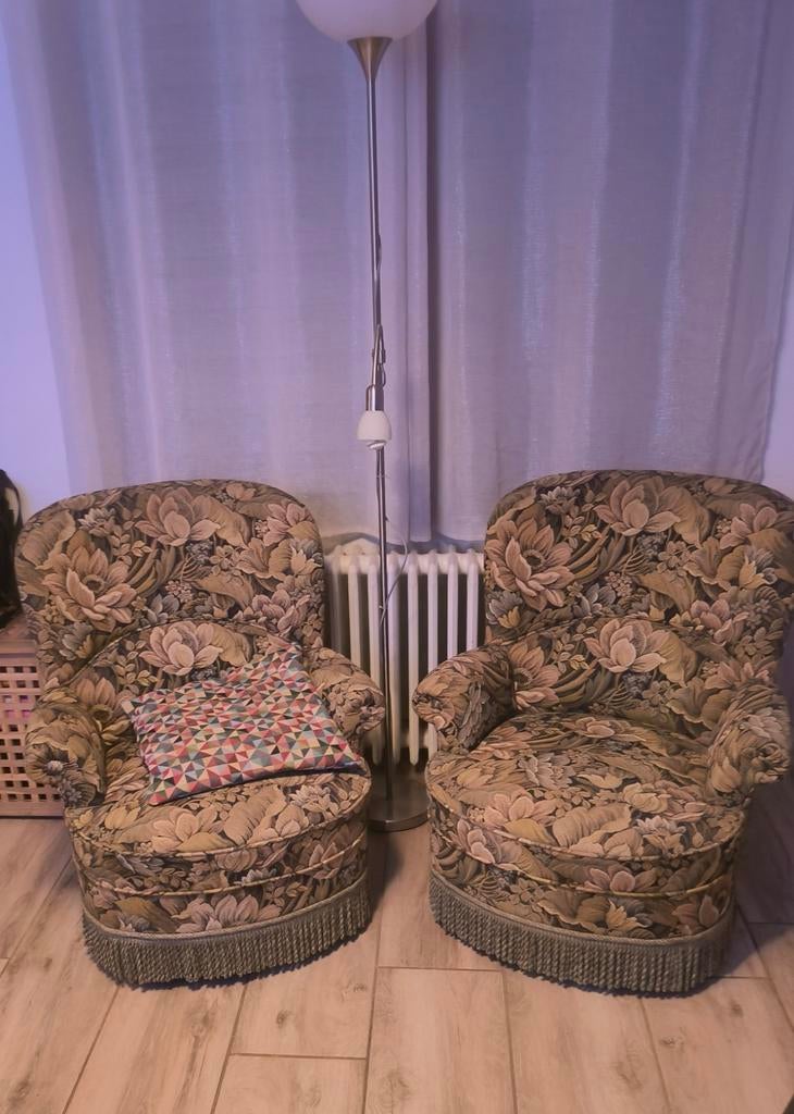 Deux petits fauteuils en tissu fleuris