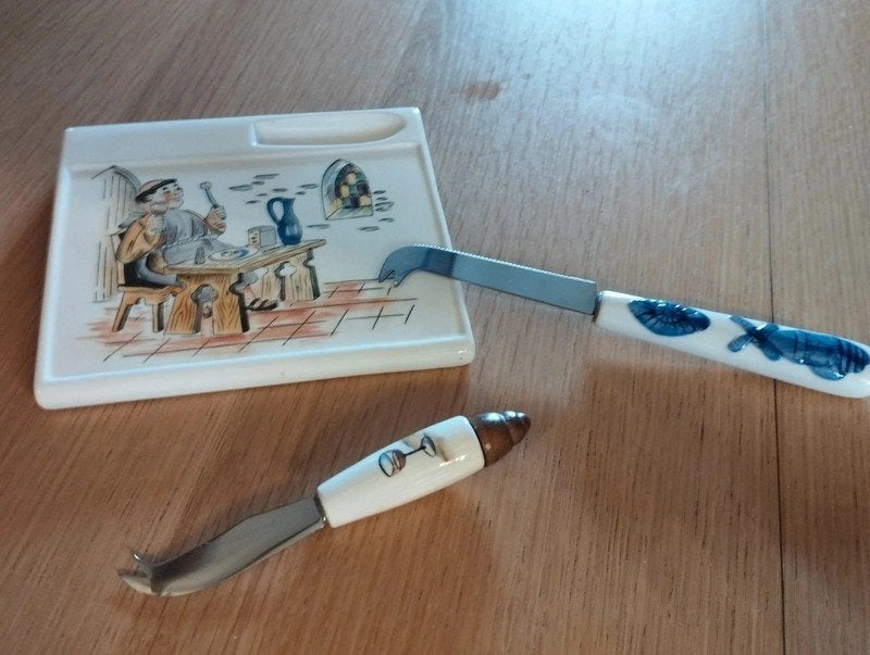 Plateau à fromage vintage en porcelaine + 2 couteaux, Enlèvement