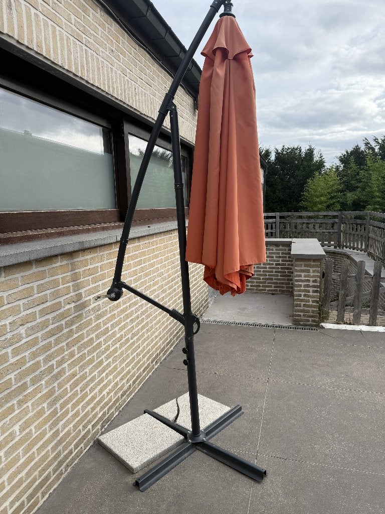 Zwevende parasol in het rood, Tuin en Terras, Ophalen, Gebruikt, Verstelbaar, Zweefparasol