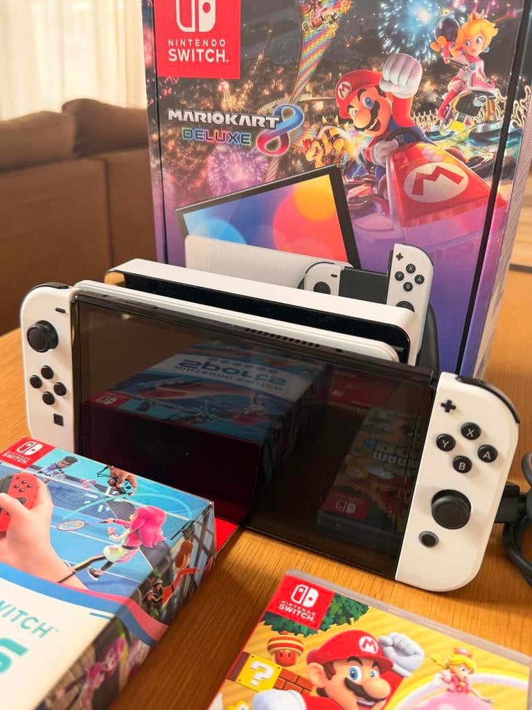 Pack Nintendo Switch OLED + 4 Jeux & Accessoires, Enlèvement, Comme neuf, Switch OLED
