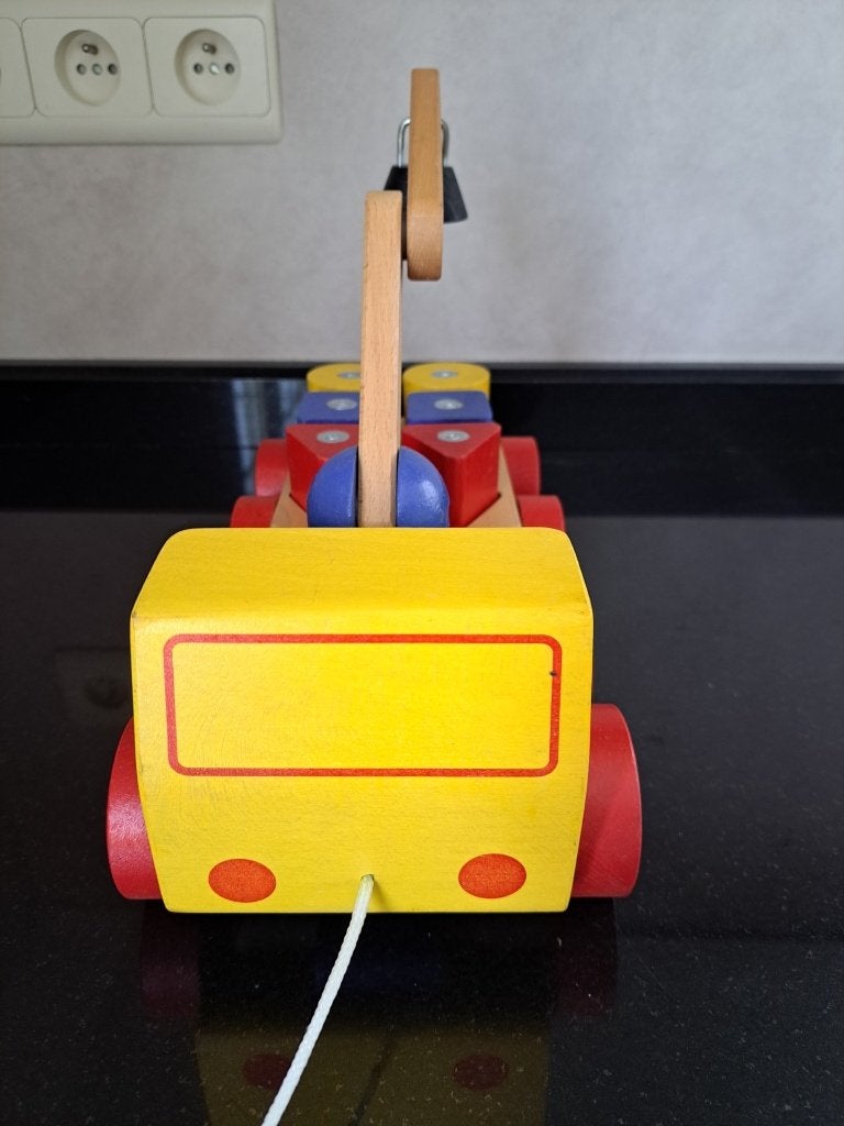 houten vrachtwagen met kraan & blokken met magneten, Ophalen, Zo goed als nieuw, Duw- of Trekspeelgoed