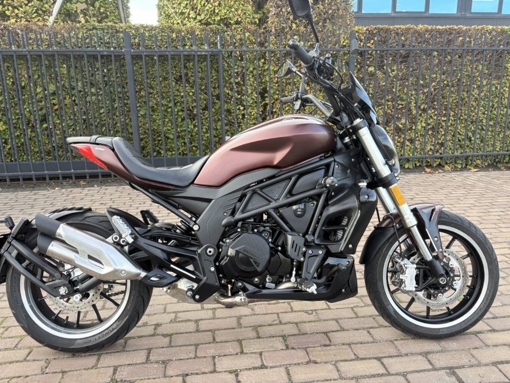 Benelli Cruiser 502, Motoren, 2 cilinders, ABS, Minimaal motorrijbewijs A2, Handgeschakeld