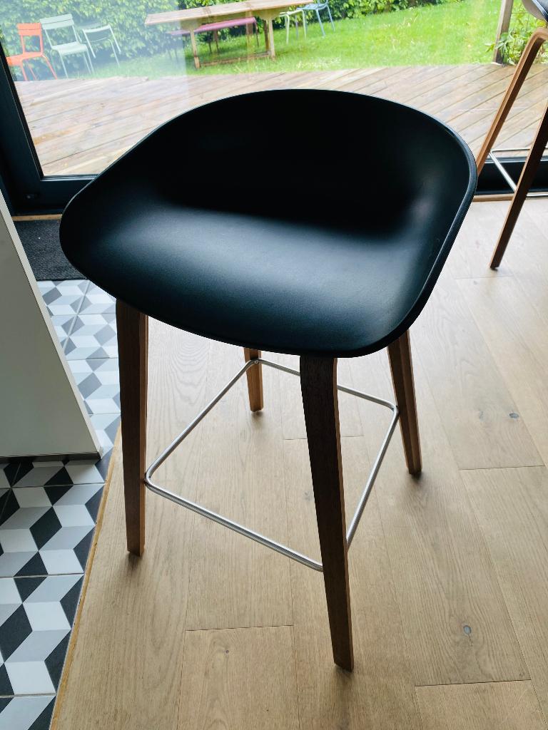 2 chaises de bar HAY About a stool 65cm en Noyer, Maison & Meubles, Tabourets de bar, Comme neuf, 60 à 90 cm, Bois, 4 tabourets