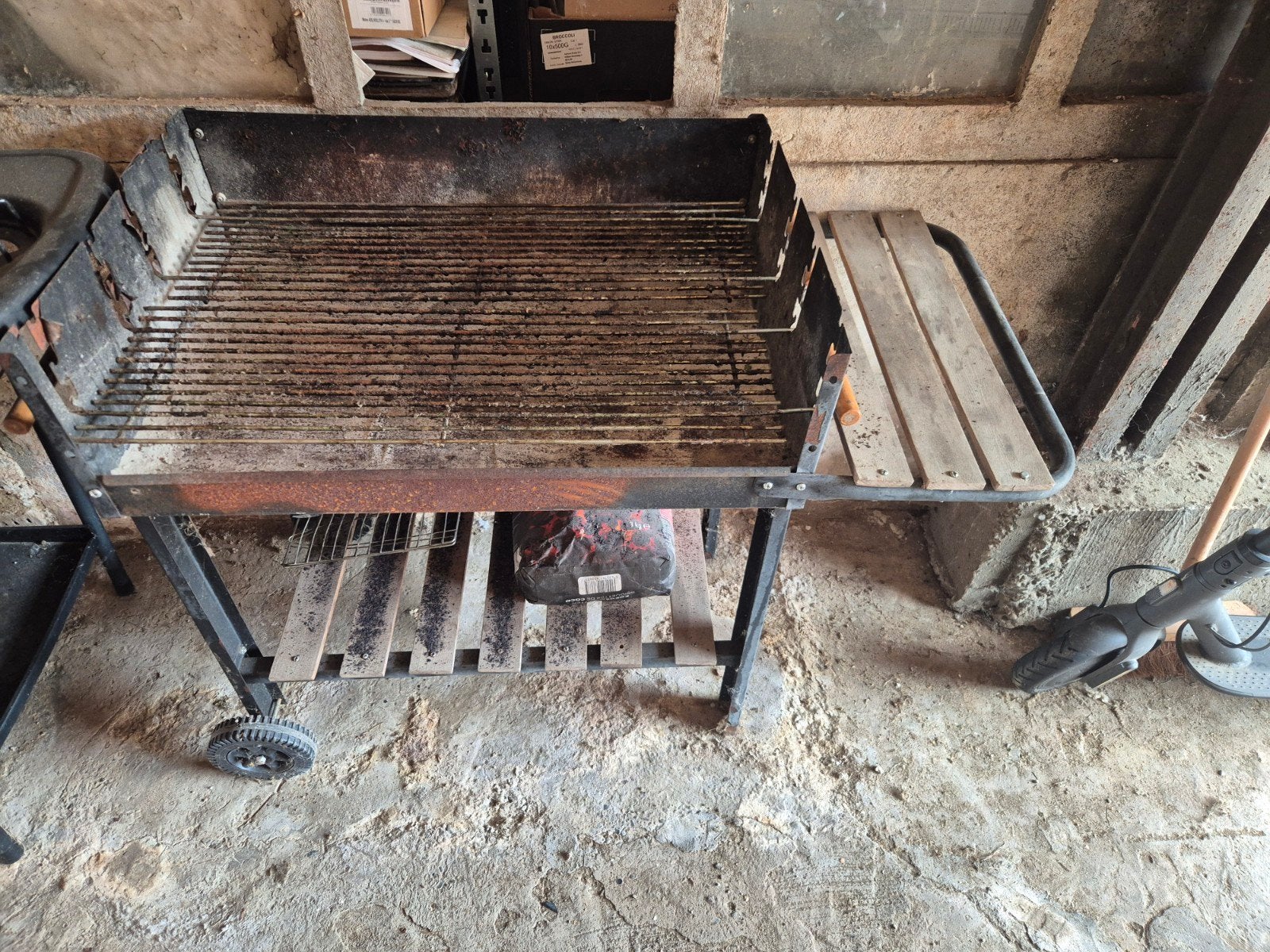 houtskool BBQ, Ophalen, Gebruikt, Met accessoires