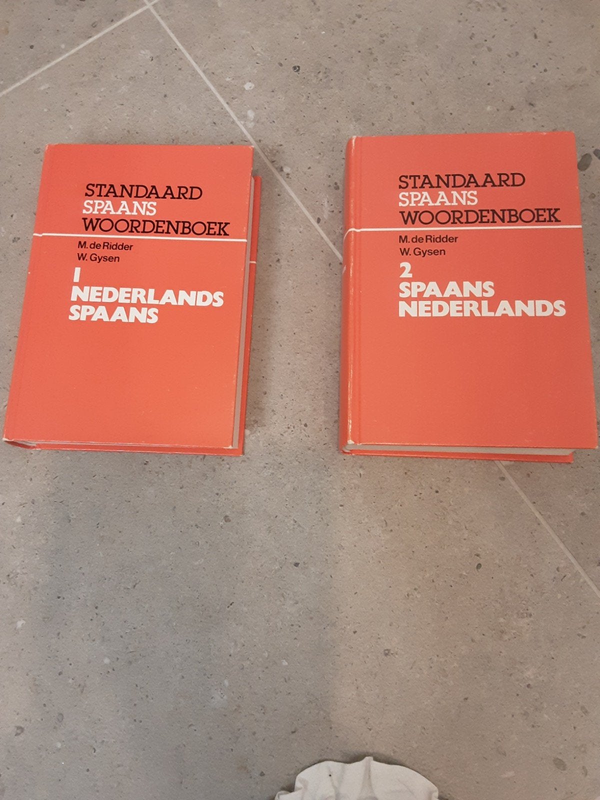 Woordenboek spaans naar nedelands en nederlands naar spaans, Livres, Enlèvement ou Envoi, Utilisé, Autres éditeurs, Néerlandais