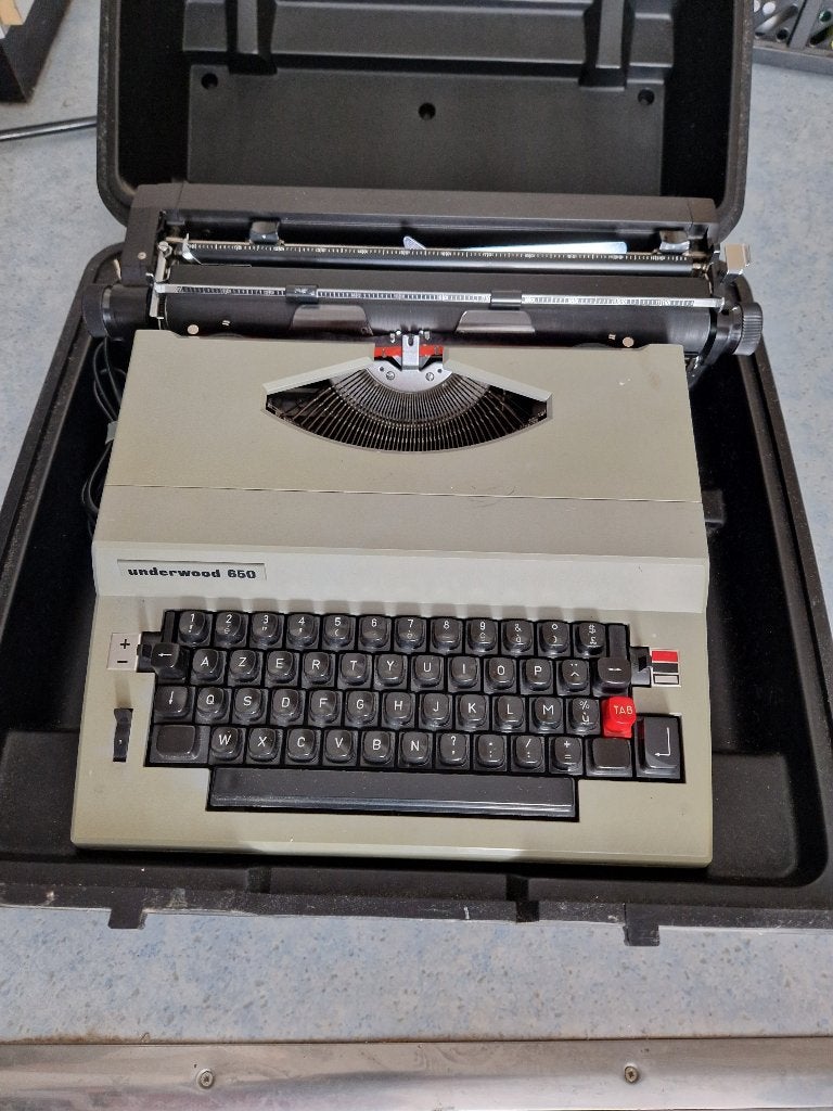 machine à écrire électrique UNDERWOOD 650, Enlèvement ou Envoi, Comme neuf